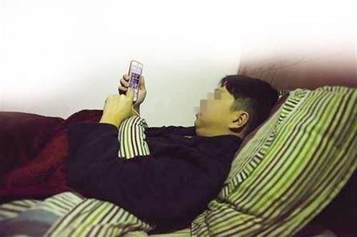 妈妈跟12岁儿子学习打游戏,孩子:妈,还不做饭,