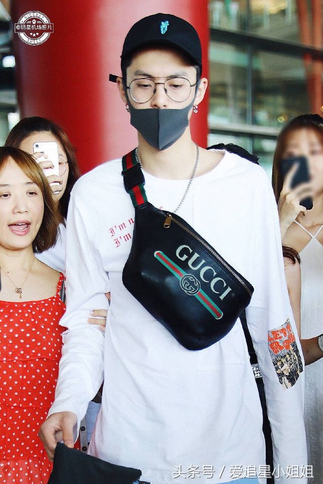王鹤棣身穿休闲装现身机场,引大批粉丝围观追