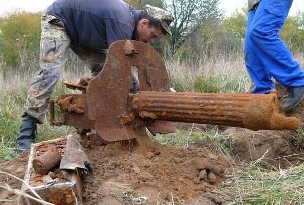 挖出不少好东西 70多年前弹匣包外表完整无缺