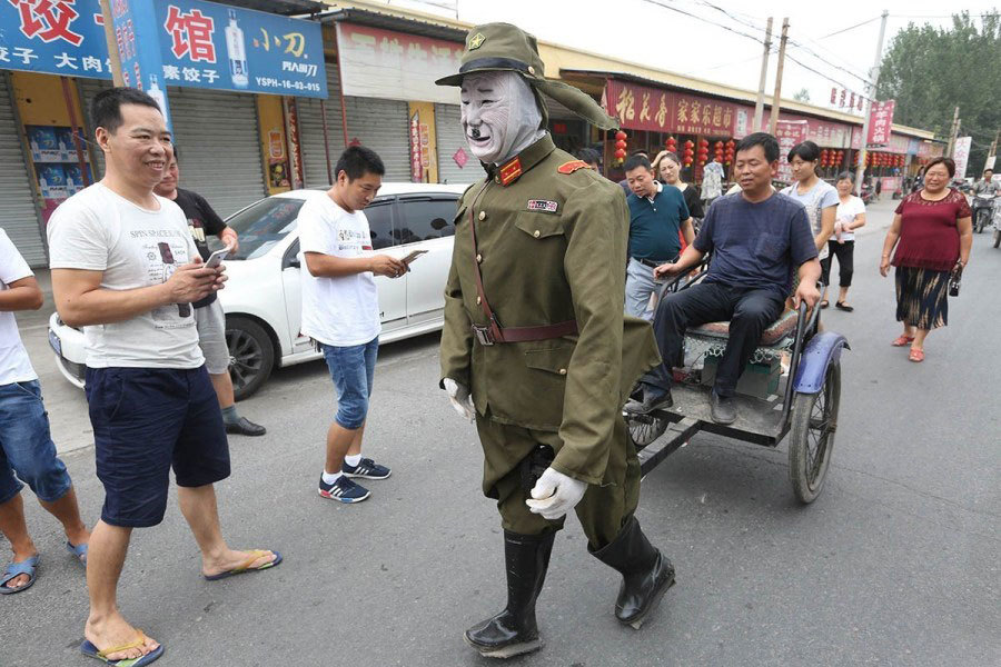 段少杰说，这是中一个，“八路军耍大刀机器人，坦克机器人，还有谍报机器人其余三个”正在构思选材中。