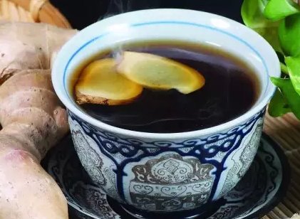 生姜片泡水喝居然有这3大功效,可惜知道的人不