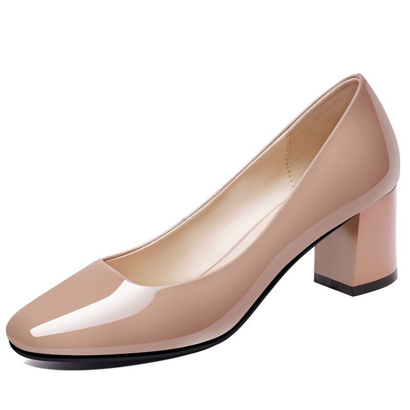 怪不得姐姐丢掉细跟鞋,原来今秋流行粗跟单鞋