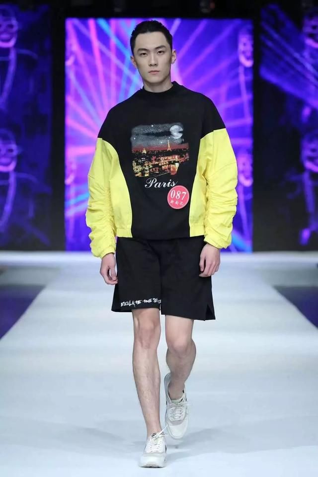 你复读两年都没考上大学,他们参加了一个比赛