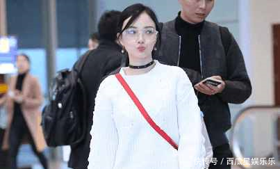 李小璐牛仔裤下面的洞开得也太大了吧网友还不