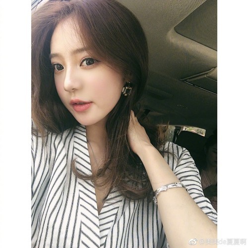 组图:网红夏夏直播狂圈粉 清纯水嫩不输baby