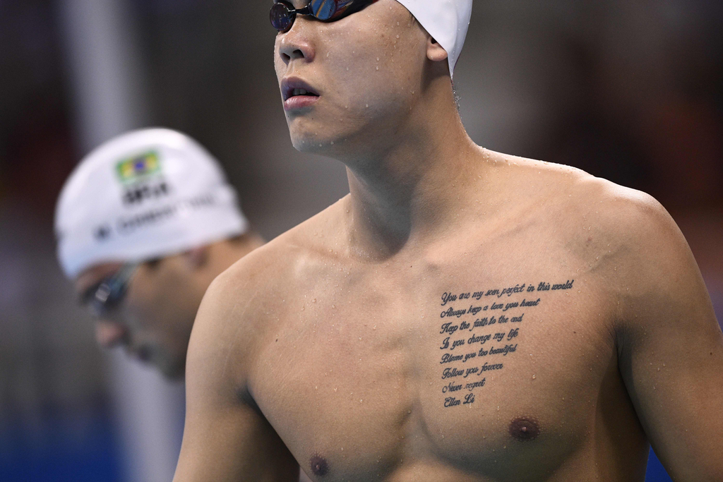 这胸肌的面积再文两行都还宽裕