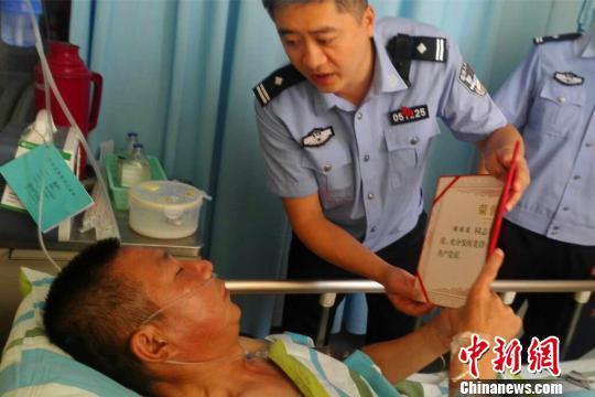 湖北民警值班28小时后突发脑溢血 五年两次累倒 湖北民警值班28小时后突发脑溢血 五年两次累倒