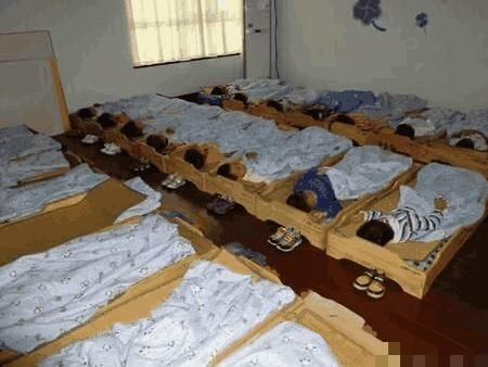 幼儿园组织午睡,女幼师拍照发家长群,某家长看