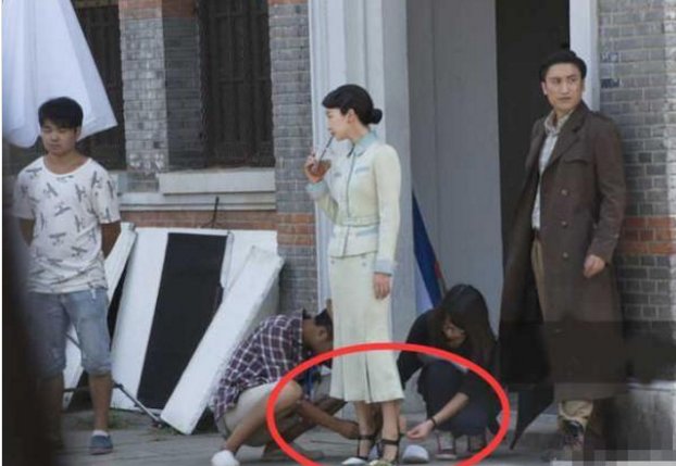 当红明星助理:吴莫愁穿袜子三人伺候,她竟让助