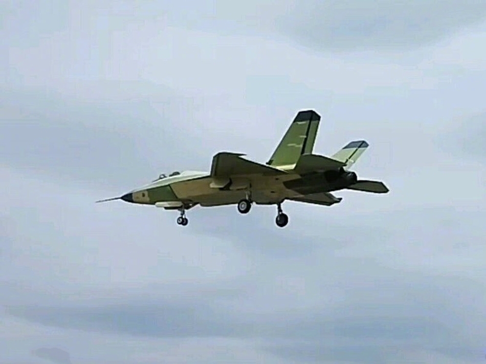 我国FC-31鹘鹰2.0版最新照片曝光!隐身雷达均