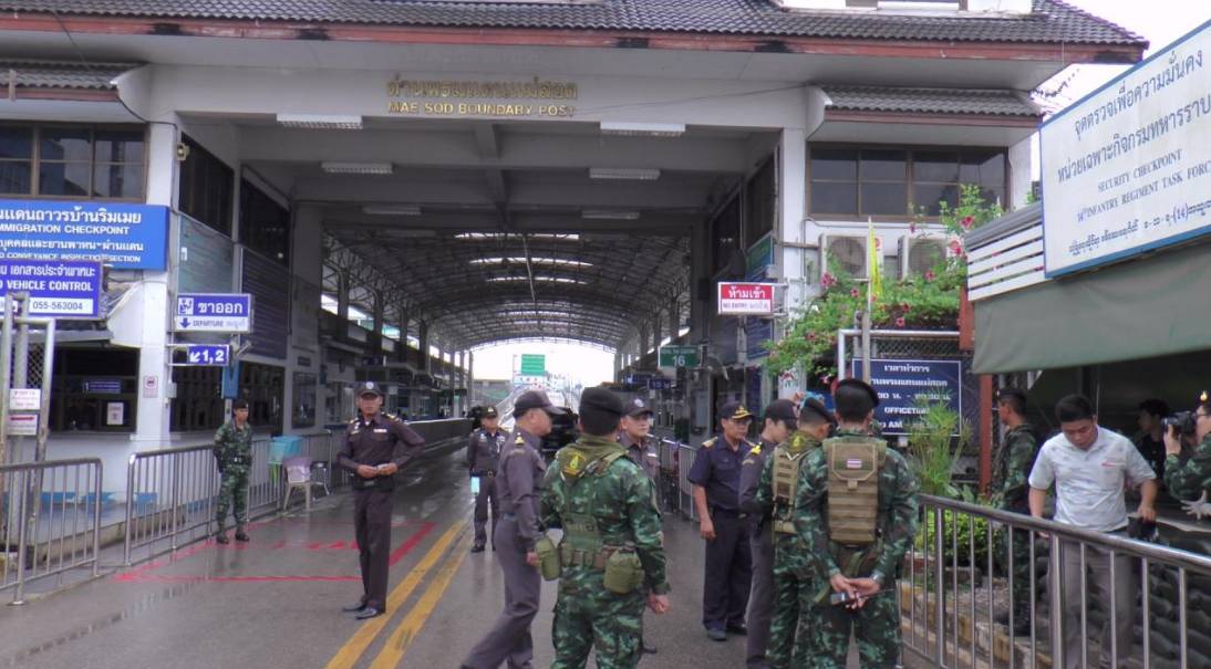 为阻止缅甸难民入境避战火,泰国军警守紧关卡 !