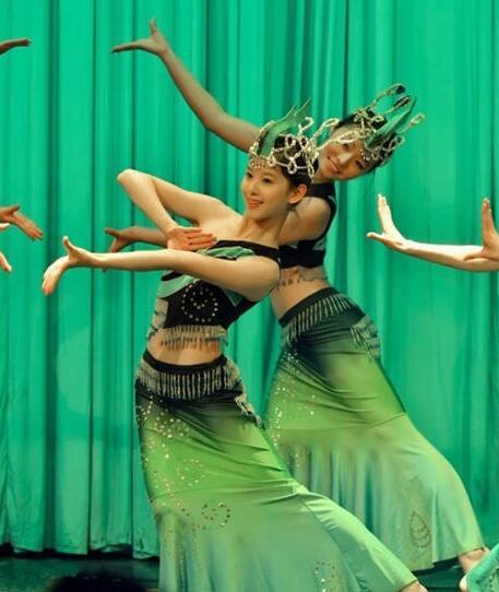 奶茶妹妹清华跳舞旧照曝光 扭水蛇腰也清纯 奶茶妹妹清华跳舞旧照曝光 扭水蛇腰也清纯