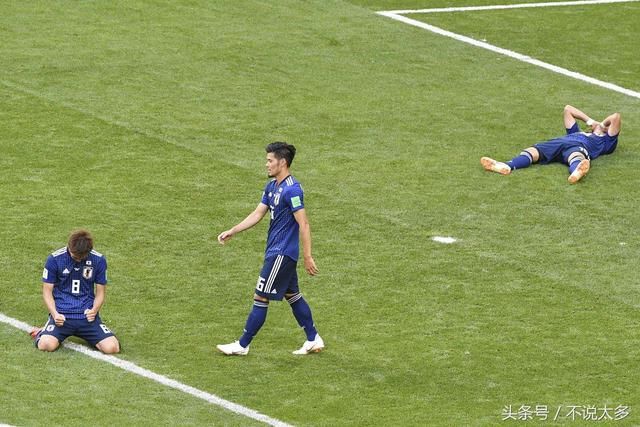 我觉得世界杯在踢黑球