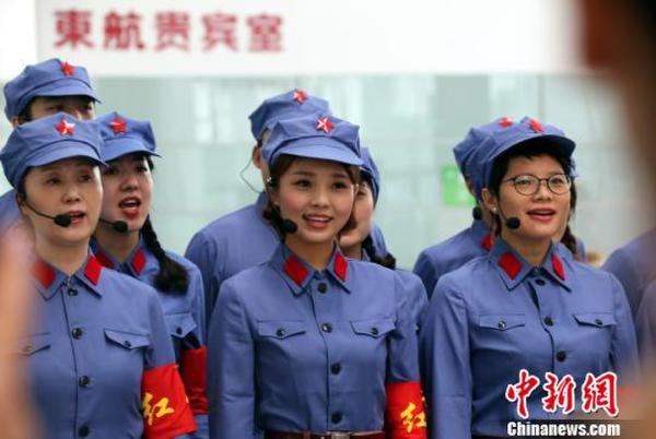 身着红军服,脚穿布鞋,手上还带着红袖章,化身红军阿哥,阿妹
