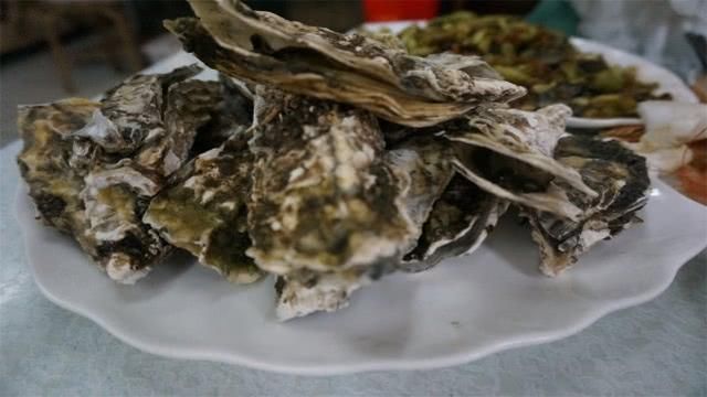 中国游客飞到日本吃生蚝,50一个还挺开心,广州