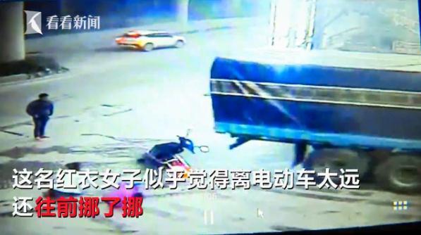 这个碰瓷没走心!一男两女骑电动车撞货车被识穿 这个碰瓷没走心!一男两女骑电动车撞货车被识穿