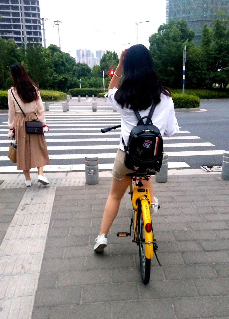 热裤妹子骑单车,长发的吸引力可以拉近你的视