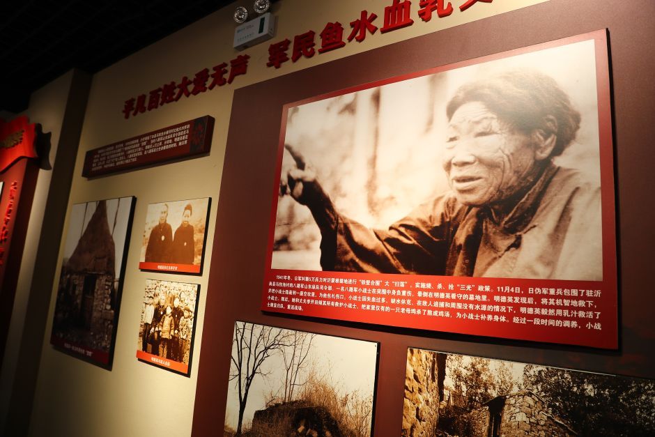 1941年11月4日,日伪军重兵包围了设在马牧池村的八路军山东总队司令部。一名八路军小战士在突围中身负重伤,晕倒在明德英看守的墓地里。明德英发现后,将其机智地救下,并把小战士隐蔽到一座空坟里,为他包扎伤口。小战士失血过多,缺水休克,在敌人追捕和周围没有水源的情况下,明德英毅然用乳汁救活了小战士。大众网记者 王长坤 摄