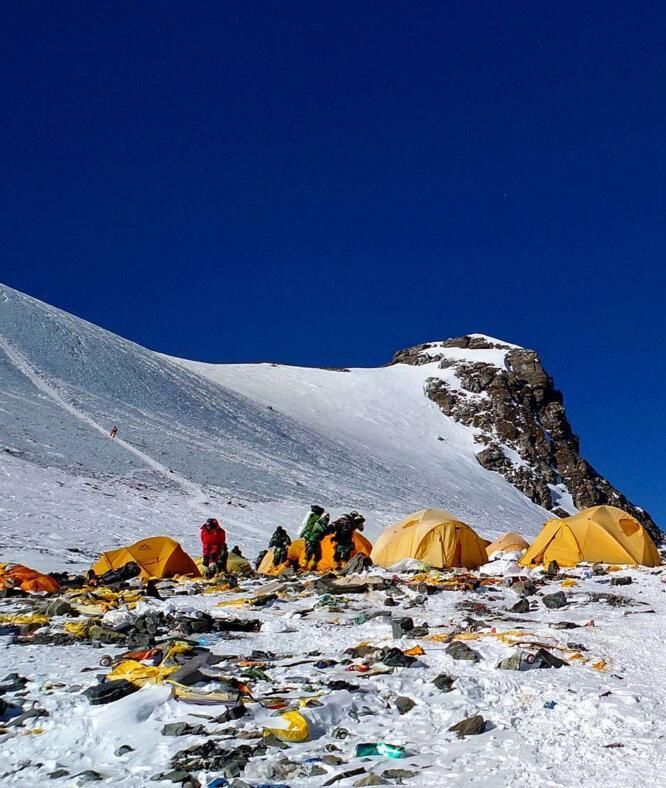 珠峰上垃圾照片曝光,遍地是丢弃的登山装备和气罐