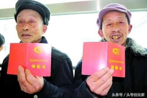 农民买新型农村保险还是城镇职工社会保险好?