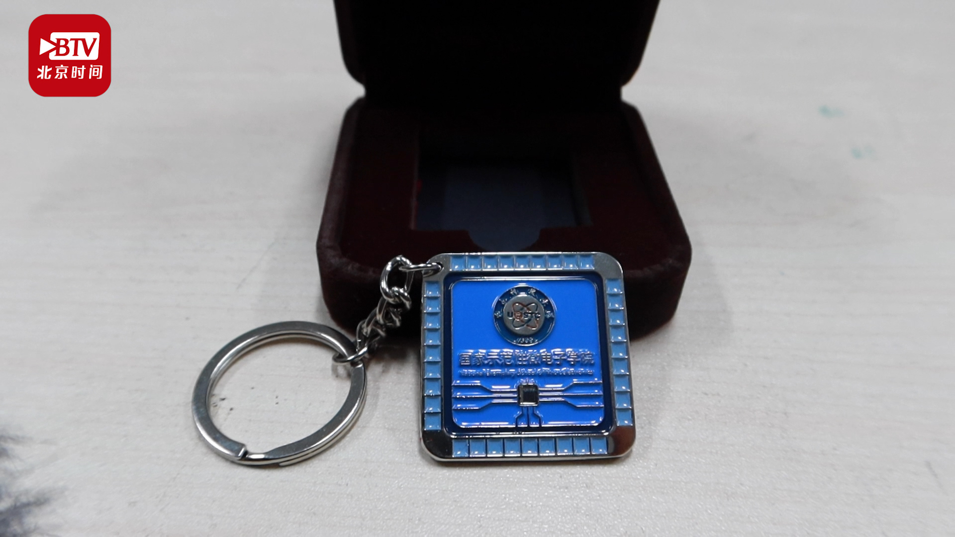 四川一高校送学生自制芯片做毕业礼物 四川一高校送学生自制芯片做毕业礼物