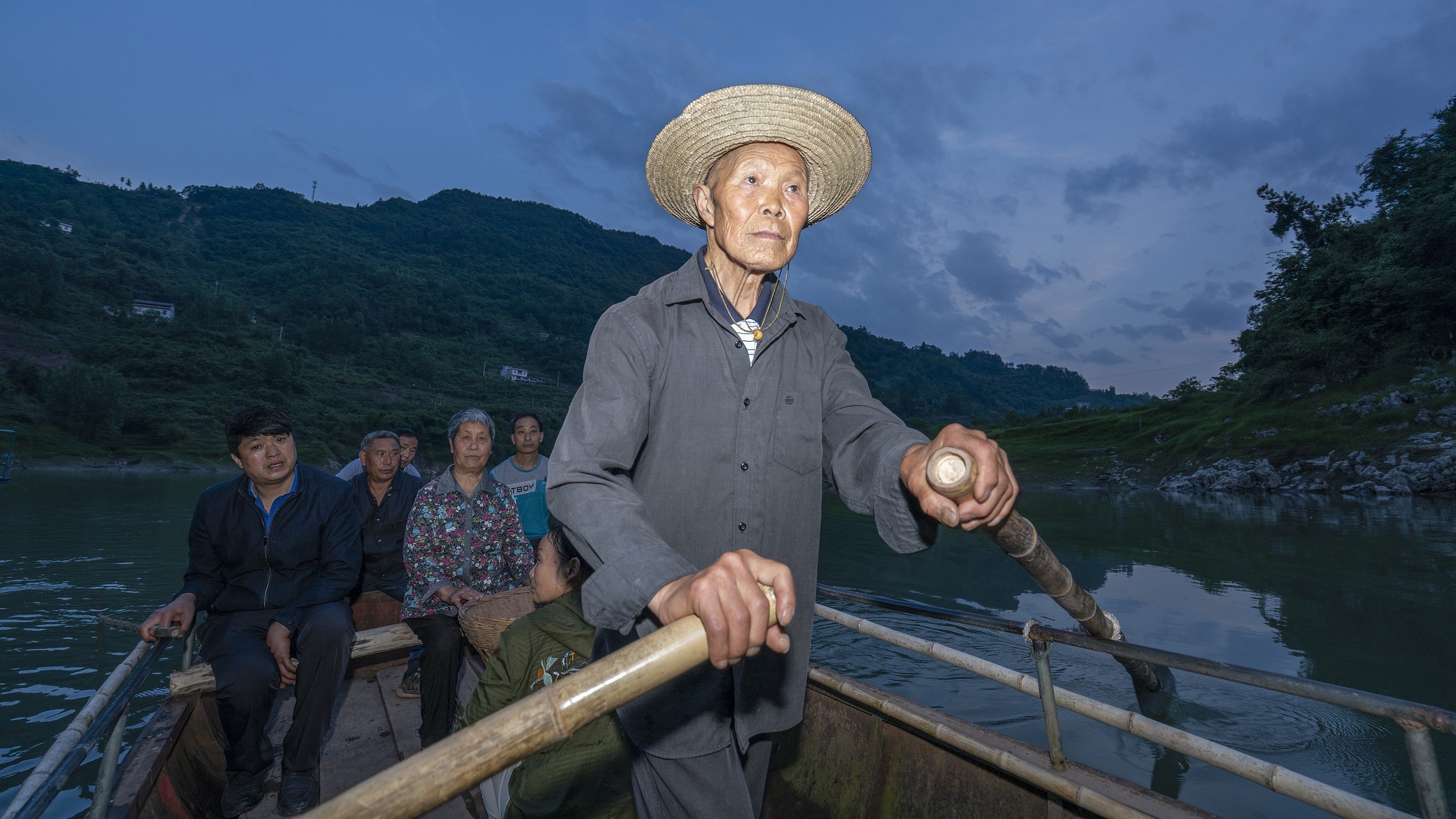 一家四代人摆渡百余年 村民过河不取分文