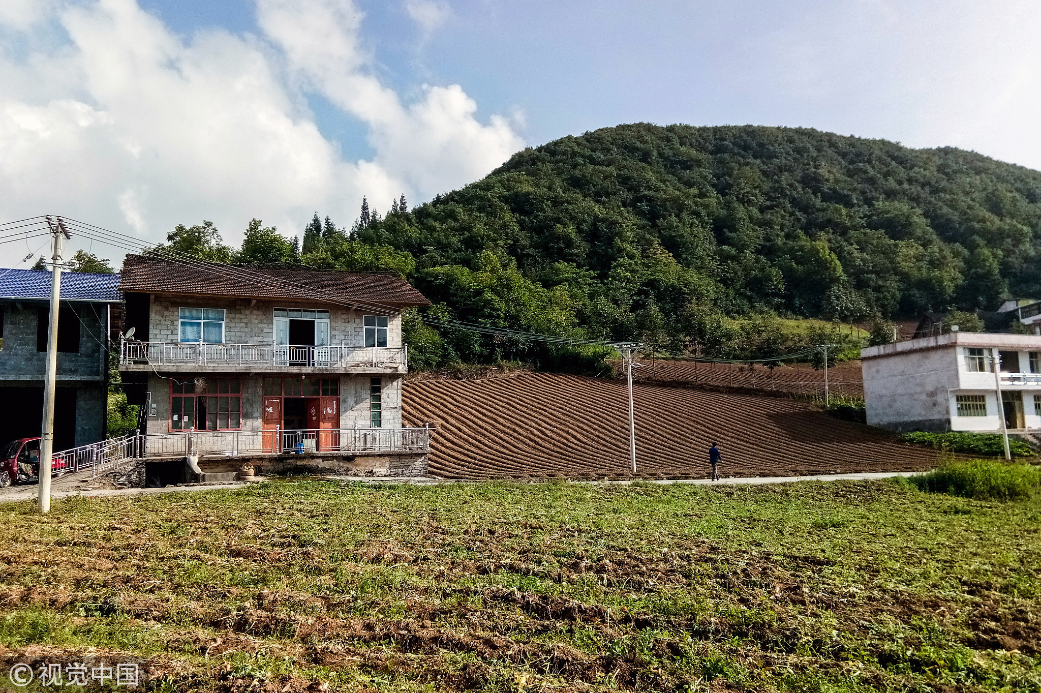 谢林玉家的老屋也在前几年整体拆除，重新规划翻修了新房。谢林玉说，这些都是徐岩大了做的事。