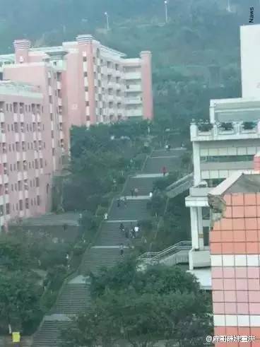 重邮：夺命天梯。重邮的天梯共115级，两边都是宿舍，女生宿舍位于顶端，这意味着他们每天都要跟天梯打交道。重邮学子说，爬过夺命天梯，其他的梯坎都是浮云。