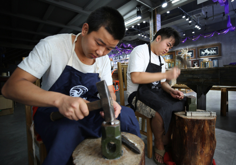 湖南张家界:苗银锻制传"非遗"