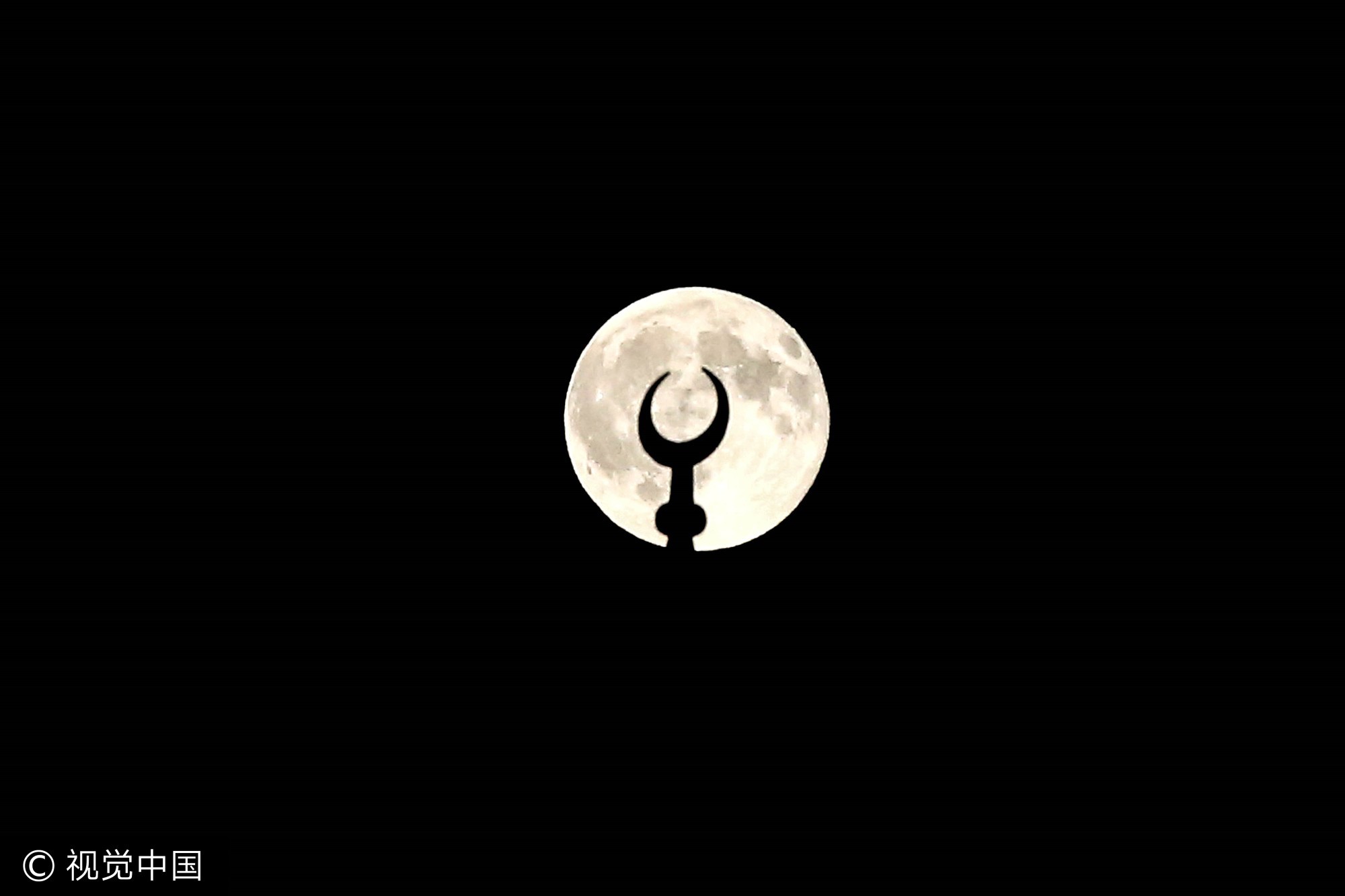 当地时间2016年8月18日,土耳其伊斯坦布尔,当地迎来满月景观。