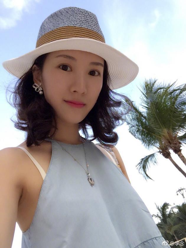 辣妈李念带孩子度假 穿露肩上衣秀身材状态极好