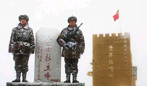 从图上可以看出，这是几名解放军军人似乎正在两国边界的中国一侧巡逻。照片中，大雪皑皑，可解放军身上的衣服比较单薄。可能是因为寒冷，几名解放军士兵都被拍到手插在裤兜里，确实显得形象也不太好。然而问题在于，这些士兵身着的是老款87式军服，由此推断，这张照片至少也是十多年前拍摄的了。今天的解放军早已换装07式军装，如果在边境的雪线以上，则应该都装备了暖和并适合战术动作的07式冬季作训服和迷彩大衣。