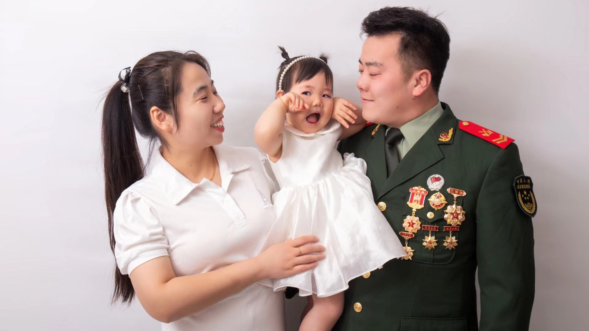 军爸军妈送祝福，军娃快查收！