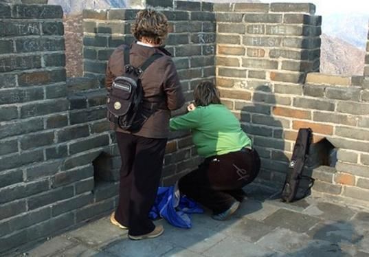 别再说中国人在国外旅游素质差,看看这些老外