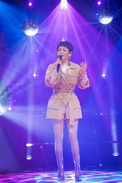 宁静卢靖姗“暗黑系”霸气开唱 全新演绎《红河谷》引众人回忆杀 宁静卢靖姗“暗黑系”霸气开唱 全新演绎《红河谷》引众人回忆杀