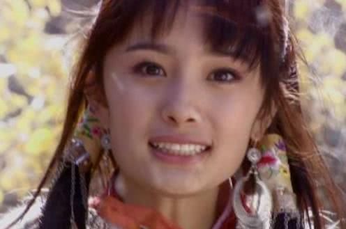 杨幂17岁青春照曝光,网友:明明一张嫩牛五方脸