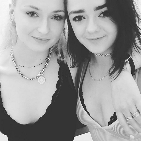 组图:《权游》二丫三傻合影庆8周年 姐妹长大了 组图:《权游》二丫三傻合影庆8周年 姐妹长大了