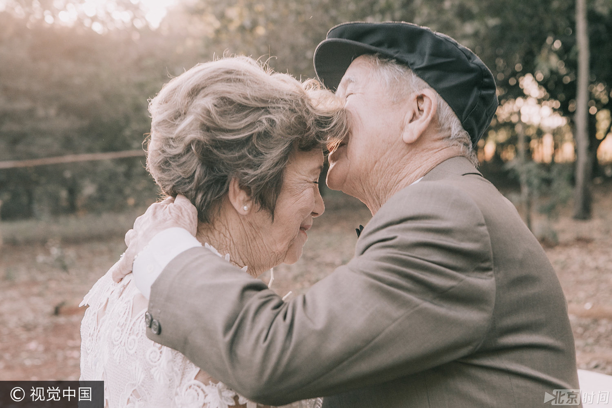 这对夫妇拍摄婚纱的道具，都是由当地企业所提供的，而从摄影作品中能看到，虽然岁月已经在他们身上留下痕迹，但罗索和罗莎仍然显得相当恩爱，彼此之间的爱似乎未被时间消磨掉，两人在镜头下的互动让不少网友深受感动，直呼“好可爱的一对”！