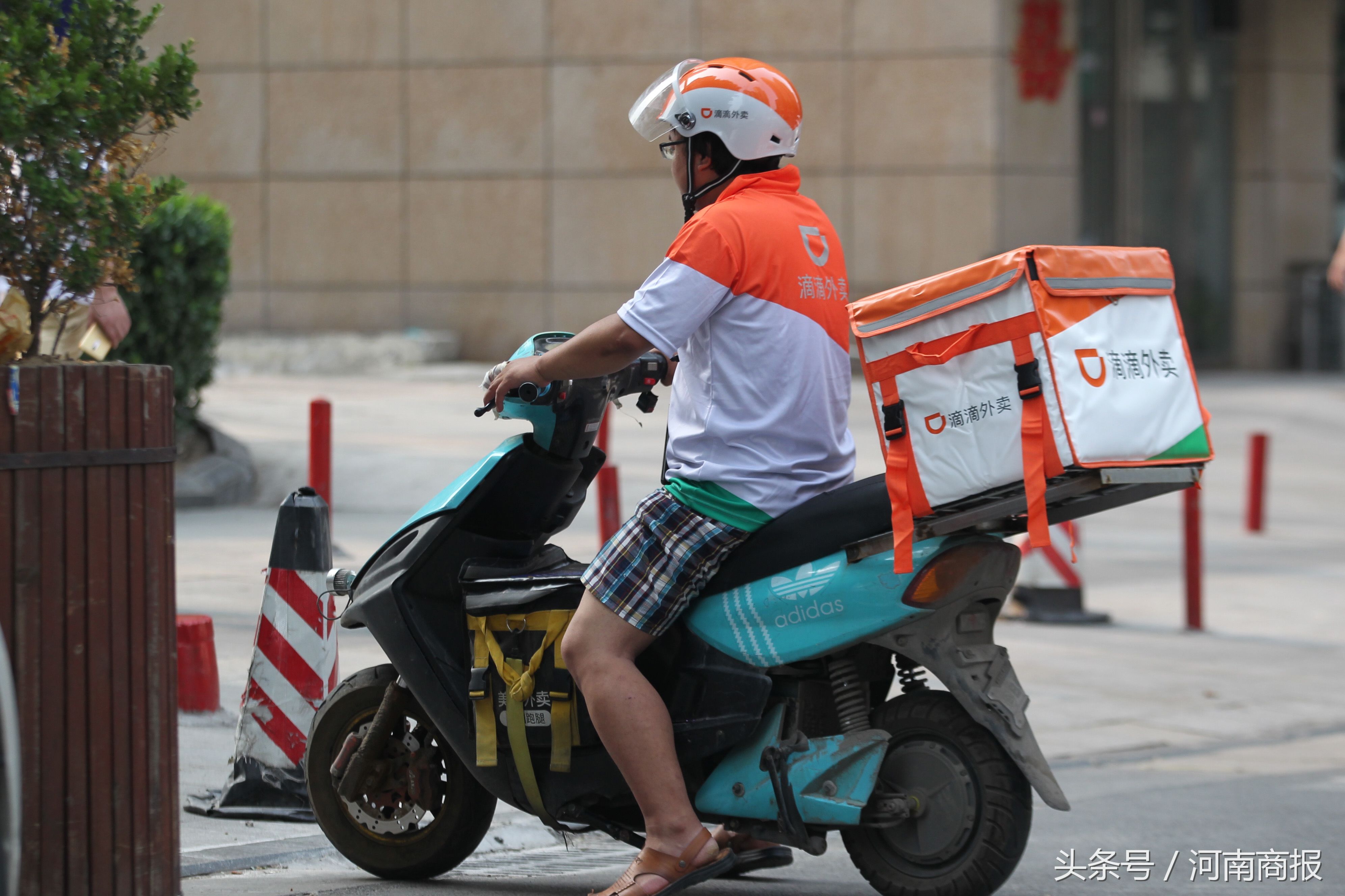 滴滴外卖郑州上线!几十名骑手整装待发,有人昨