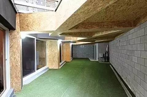 130㎡大房子硬被拆成30㎡小隔间,却挤满了来