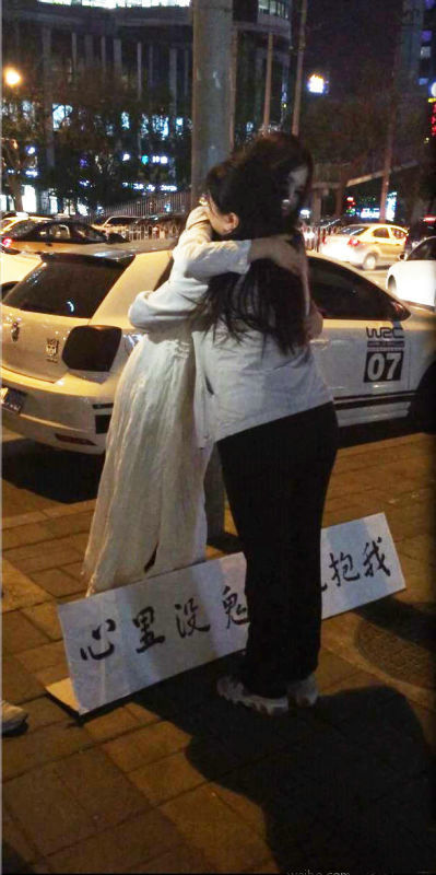 据网友描述,一名外国男子率先与女子拥抱.