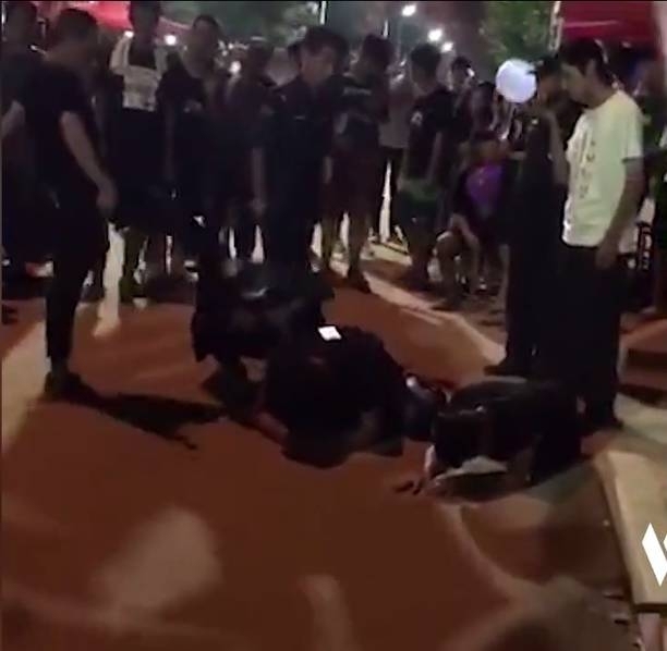 保安殴打学生。