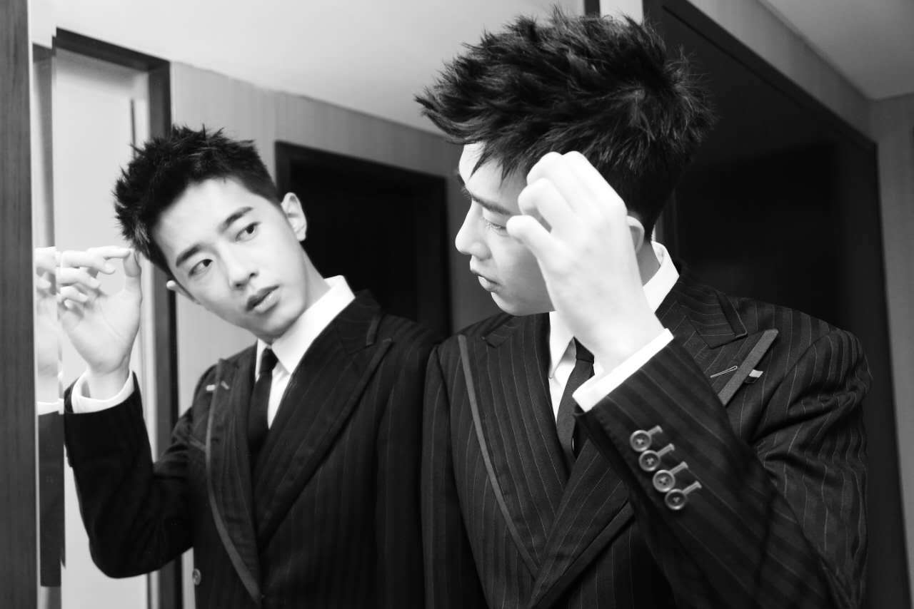 梁靖康曝西服照写真 尽显青春优雅气质