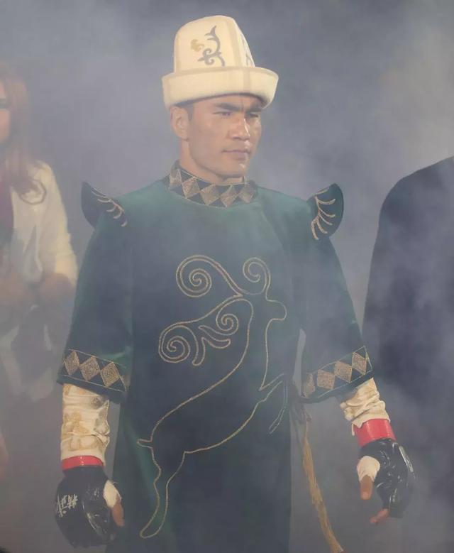 而买买提托合提也说过"谁都不能打掉我的帽子,打掉了就意味着我是失败