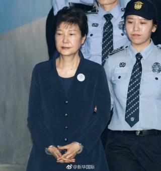 朴槿惠进看守所后首露面 崔顺实哽咽称愧对