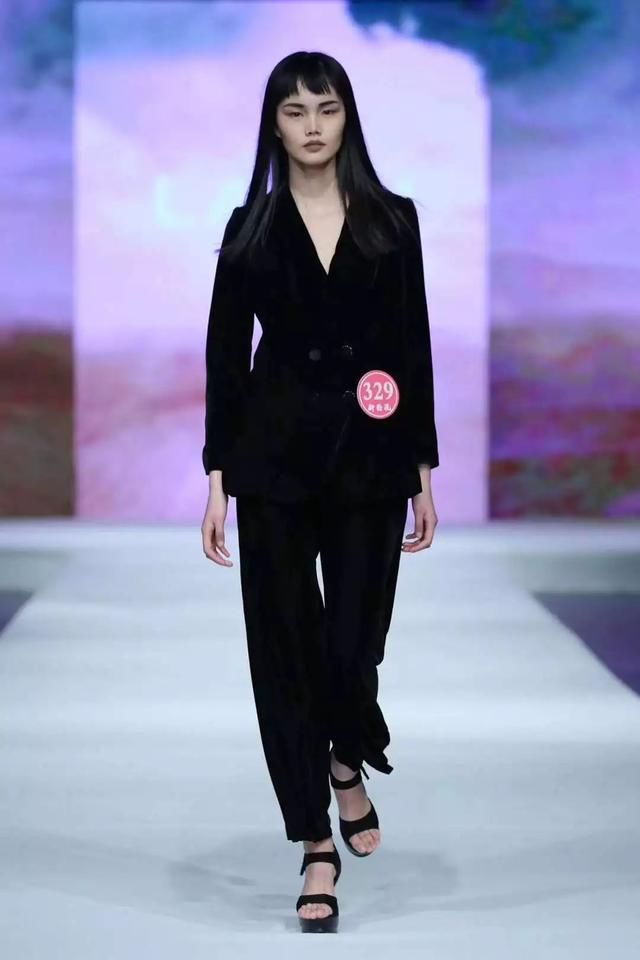 你复读两年都没考上大学,他们参加了一个比赛