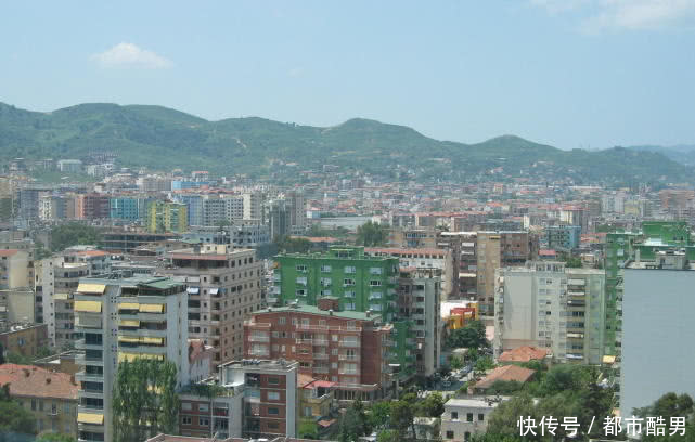 曾视中国为敌,认为中国游客没素质,却又在旅游