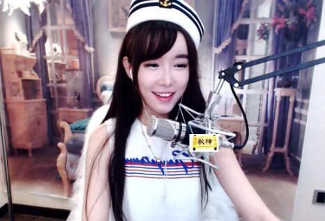 YY电母小露娜回归3天总榜破60万 和QJY约战欢