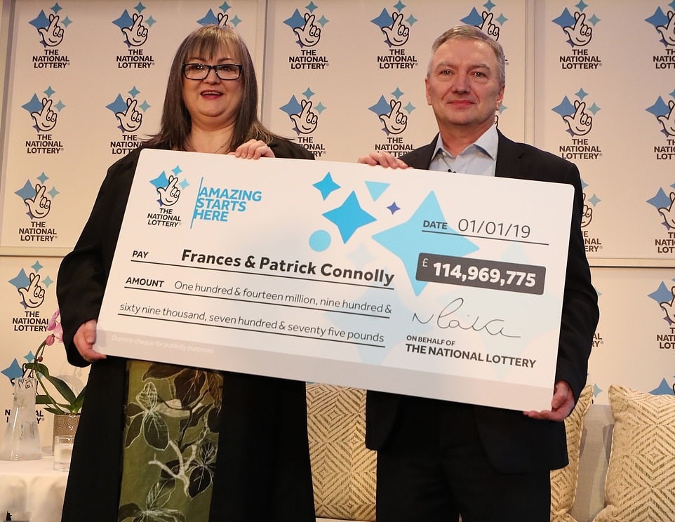 夫妇买彩票中奖10亿 把奖金分50人每人800万