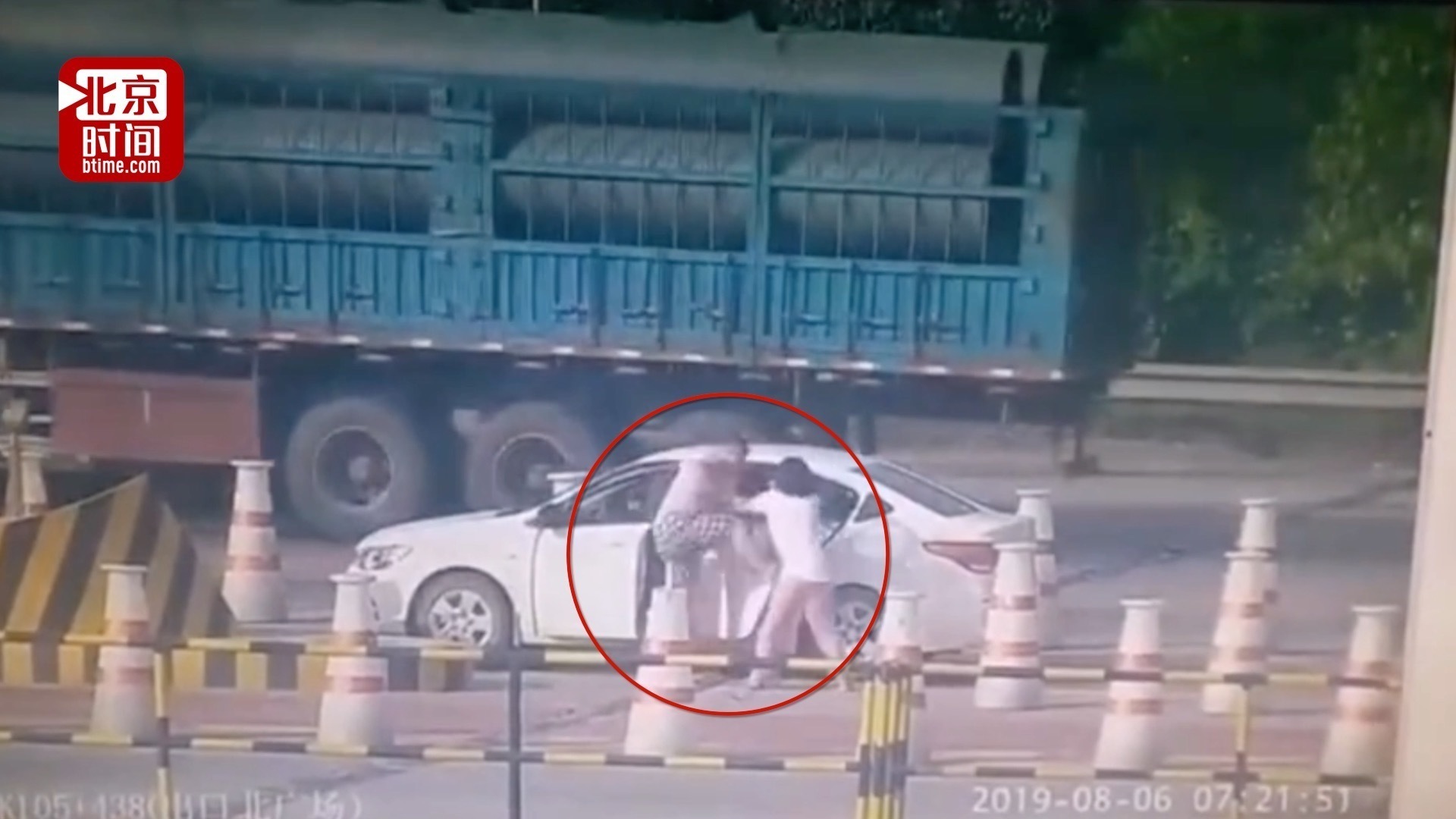 男子车停高速收费通道暴打妻子 原因竟然是走不走ETC 男子车停高速收费通道暴打妻子 原因竟然是走不走ETC